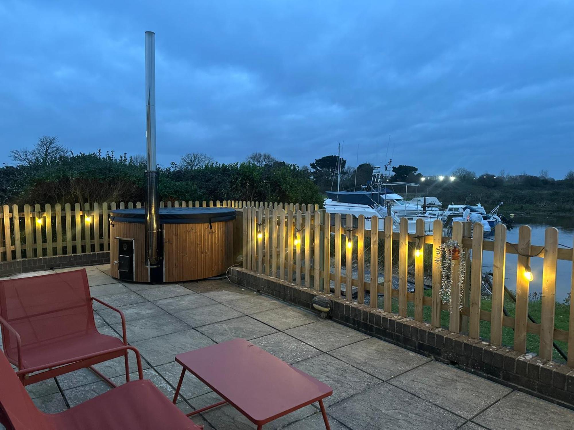 Hot Tub With A View - Christchurch Harbour Exterior photo